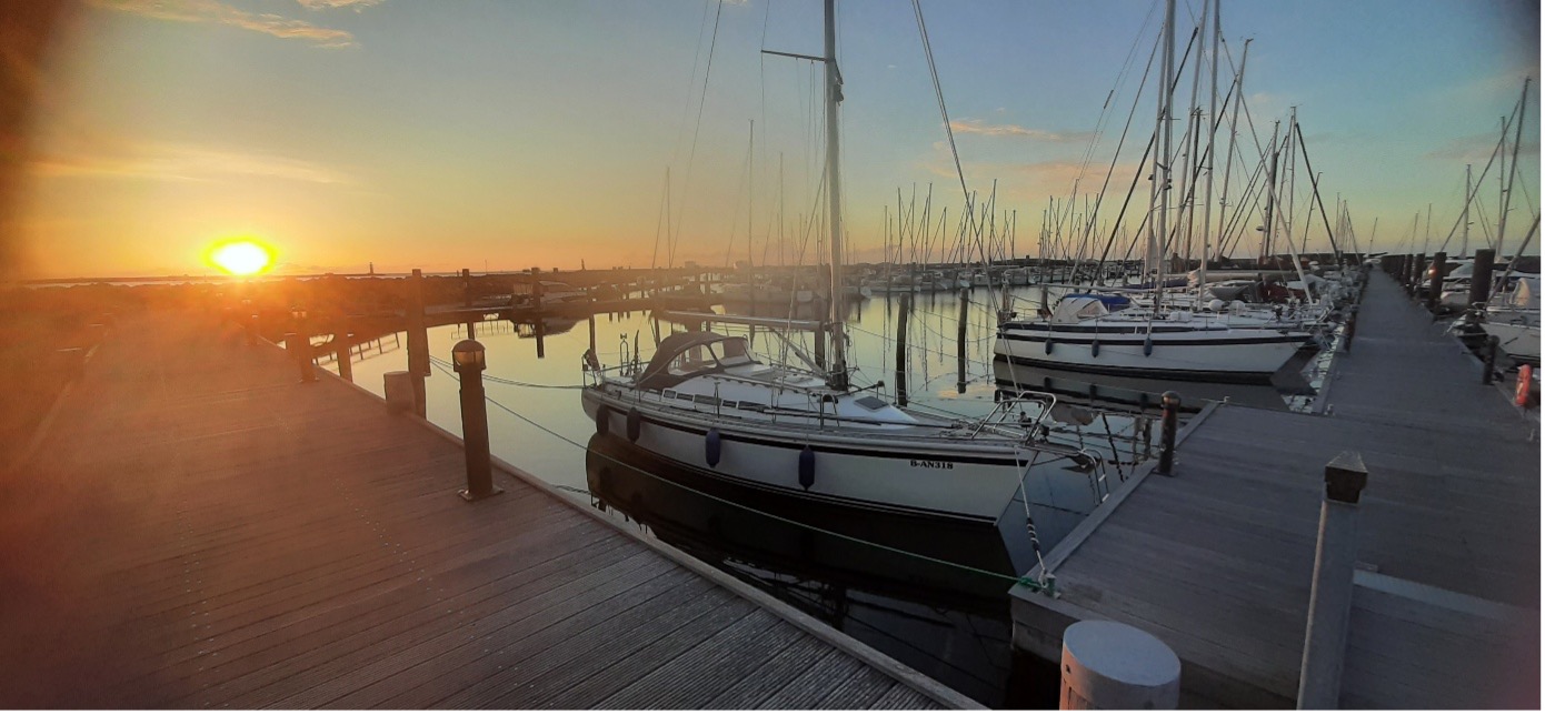 Liegeplatz im Hafen Hohe Düne bei Sonnenuntergang
