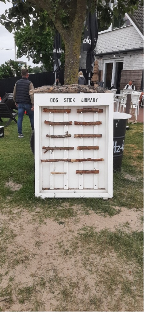 Hundestock Ausleihe am Strand von Grömitz