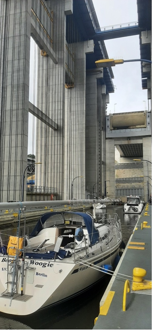 Segelyacht Boogie Woogie im neuen Schiffshebewerk
