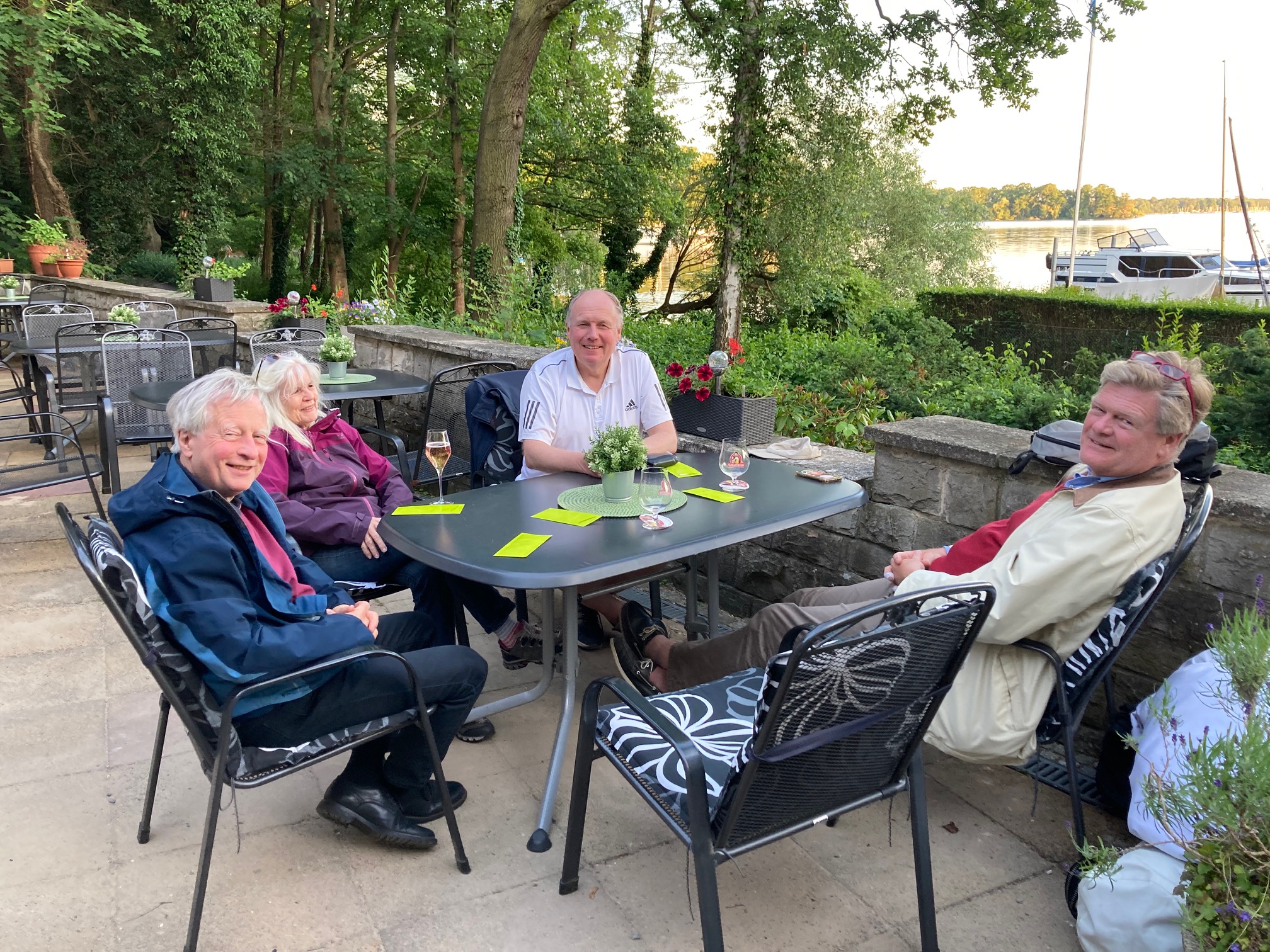 Abschiedstrunk auf der Terrasse mit Sylke und Toni