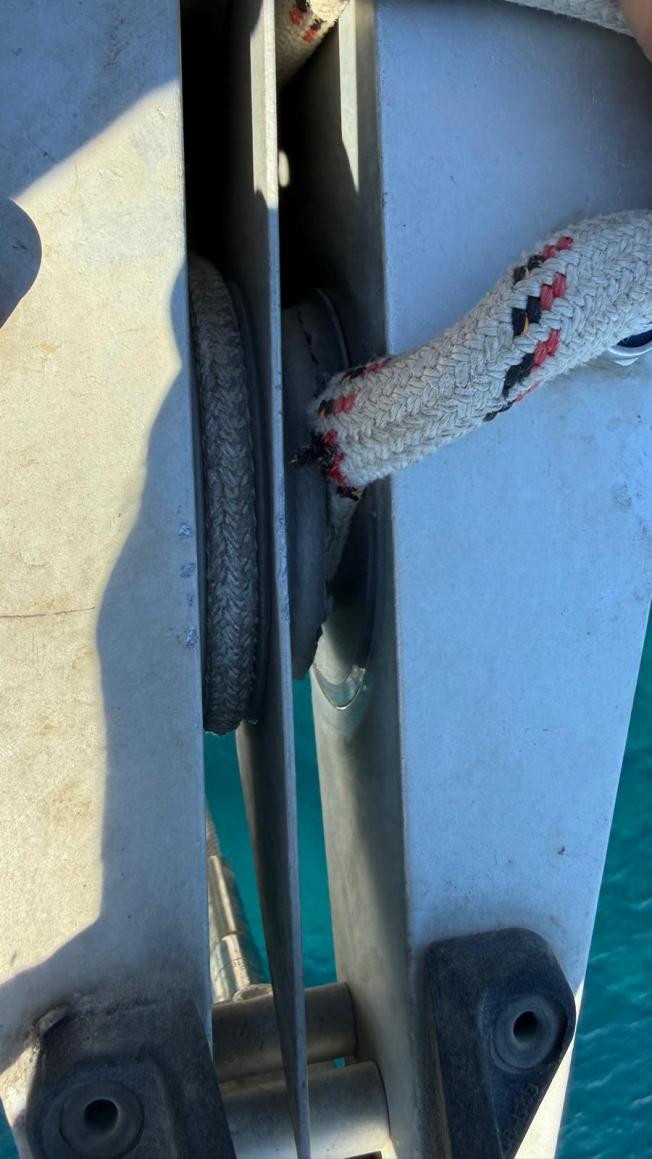 Eingeklemmtes Großfall Eingeklemmtes Großfall an der gebrochenen Rolle im Masttopp